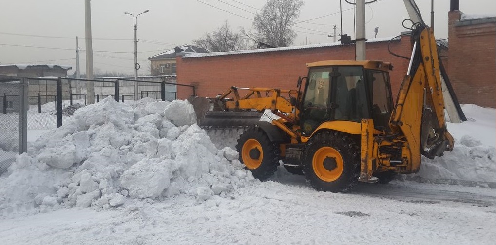 Экскаватор погрузчик для уборки снега и погрузки в самосвалы для вывоза в Михайловке