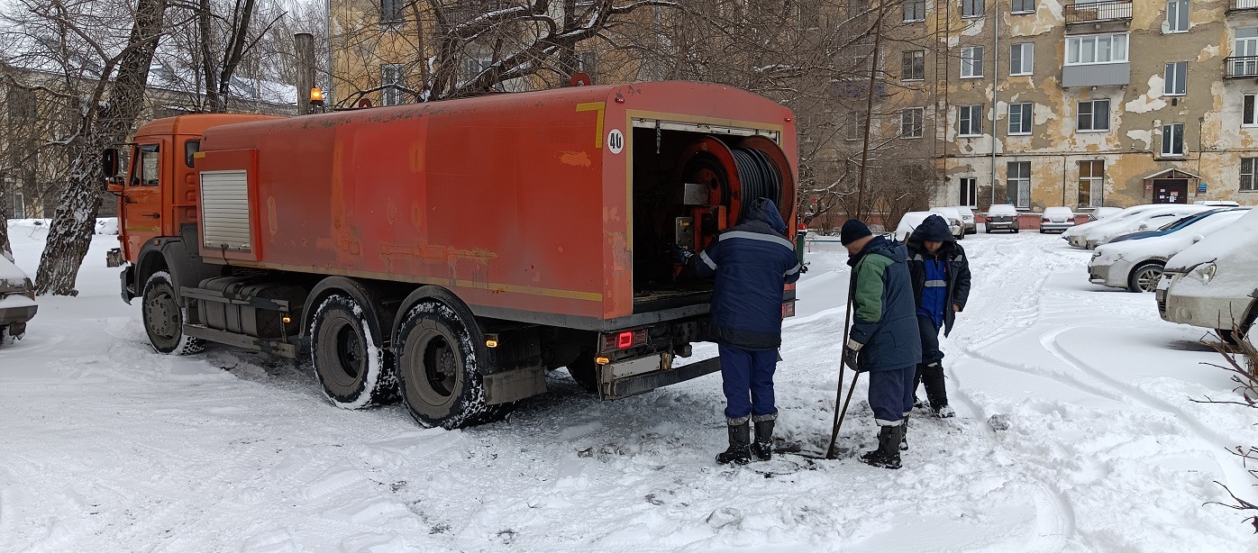 Прочистка канализации от засоров гидропромывочной машиной и специальным оборудованием в Славянке